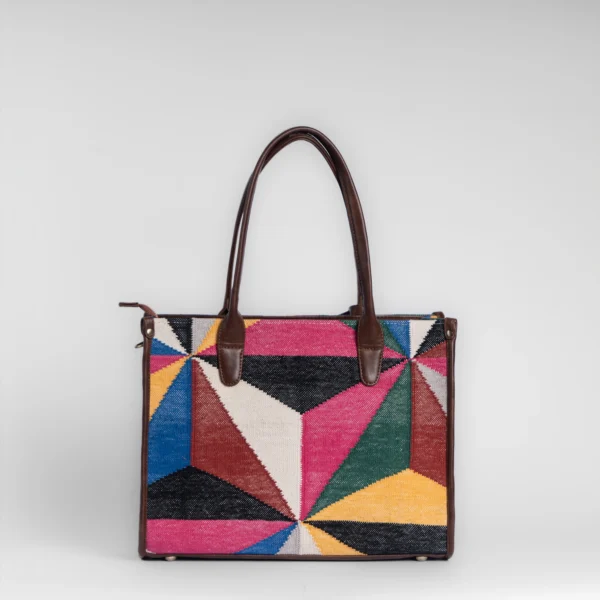 Infographic of Tissli Tote detailing 14-inch laptop capacity and Cotton Panja hand-woven rug material.